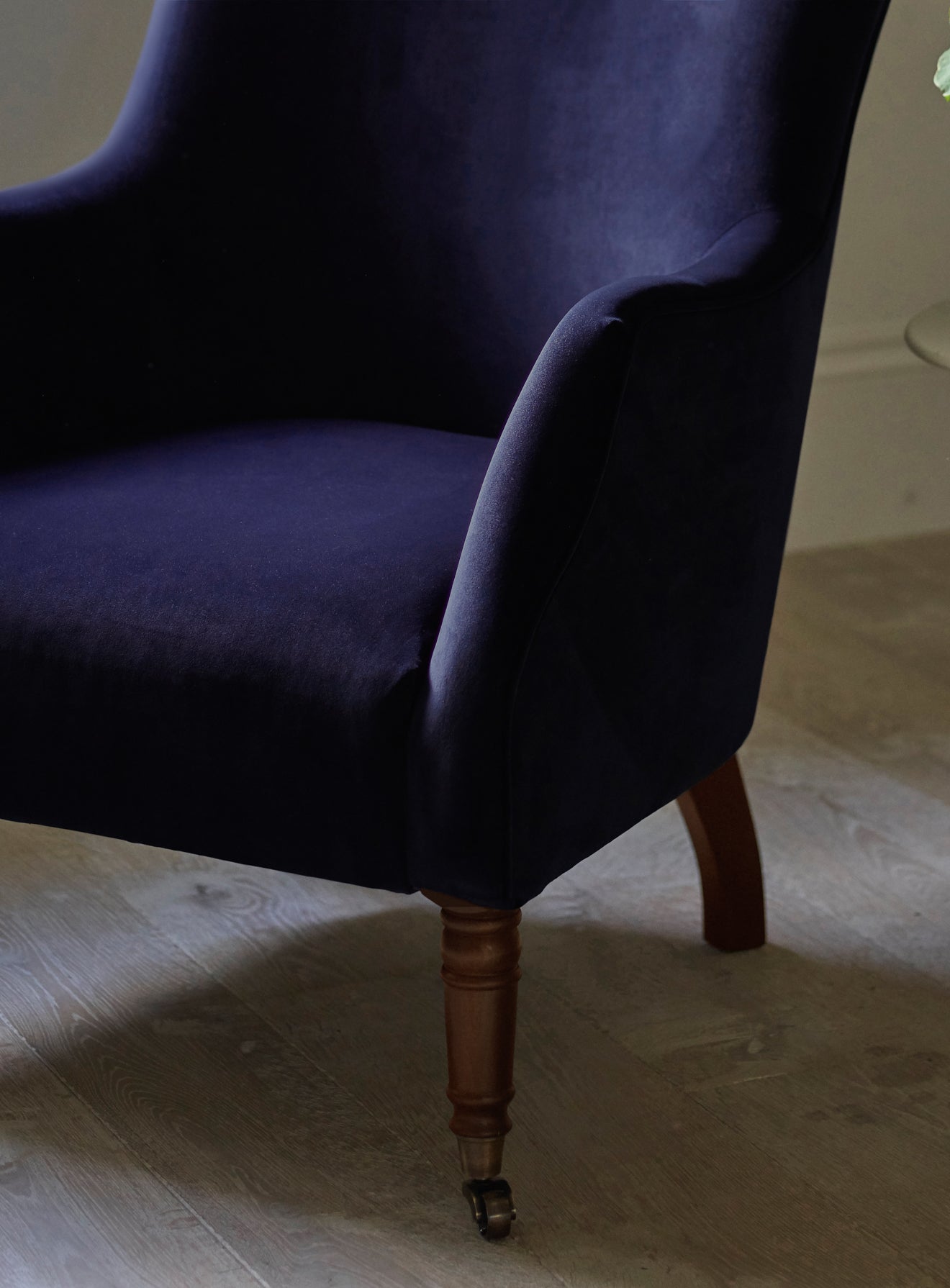 Fauteuil à oreilles Bromley, velours bleu nuit