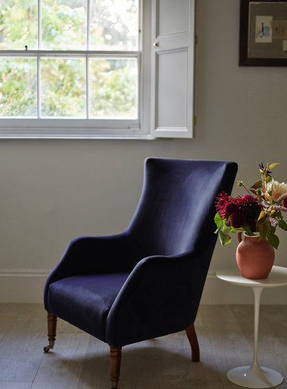 Fauteuil à oreilles Bromley, velours bleu nuit