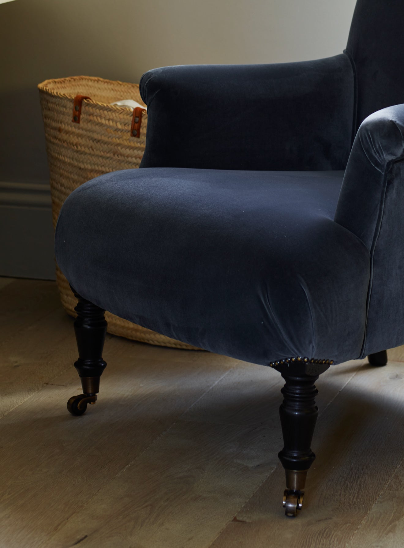Fauteuil Finley, velours gris ardoise (pieds noirs)