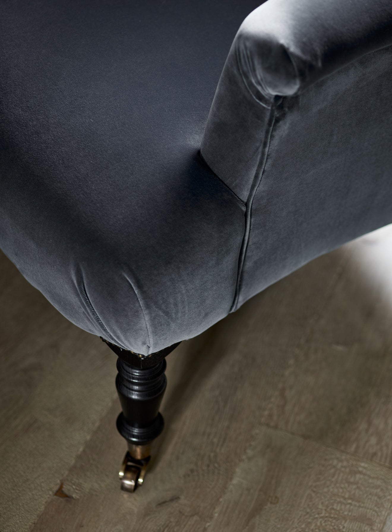 Fauteuil Finley, velours gris ardoise (pieds noirs)