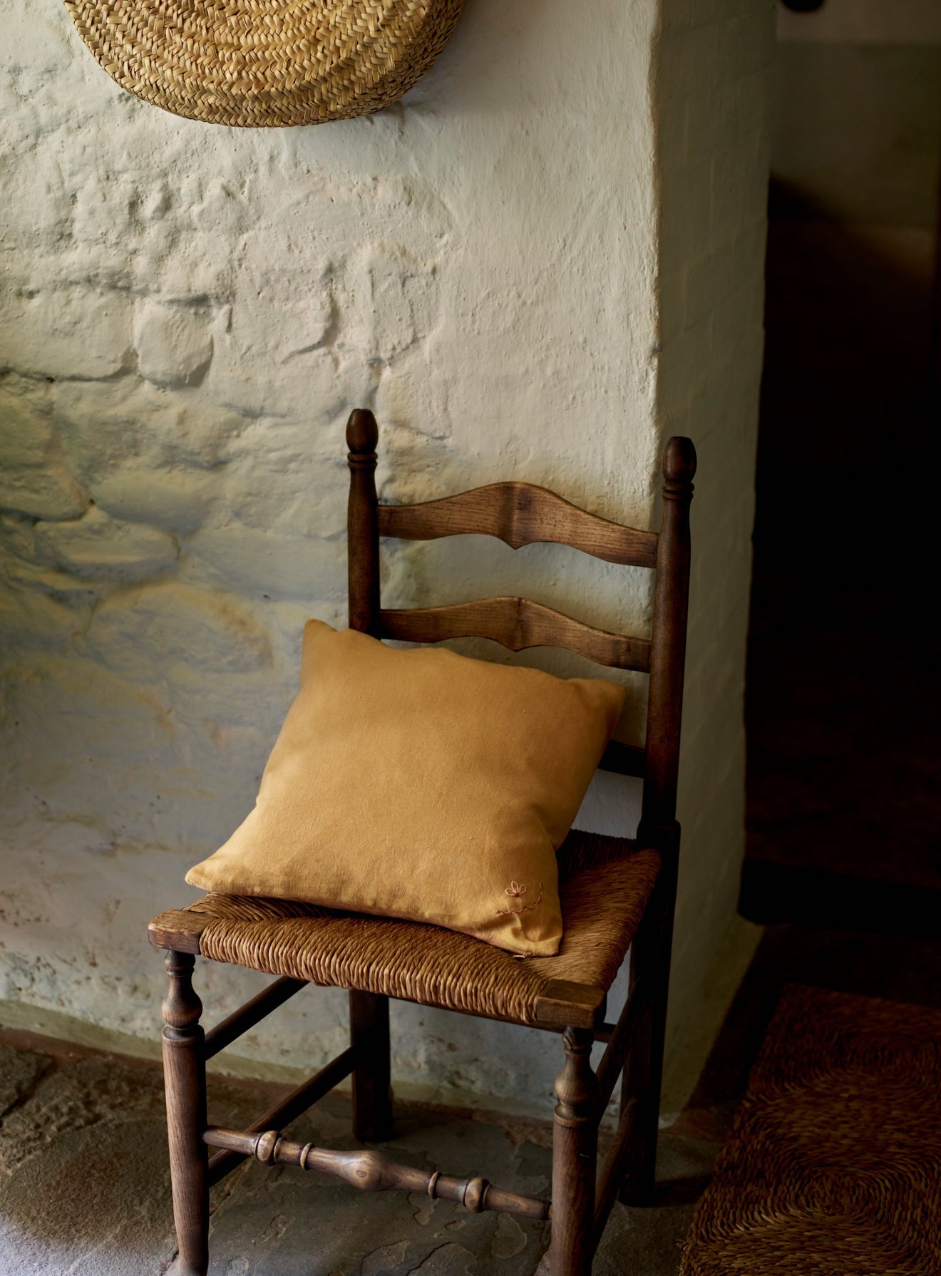 Coussin carré brodé à la main Grace, jaune miel