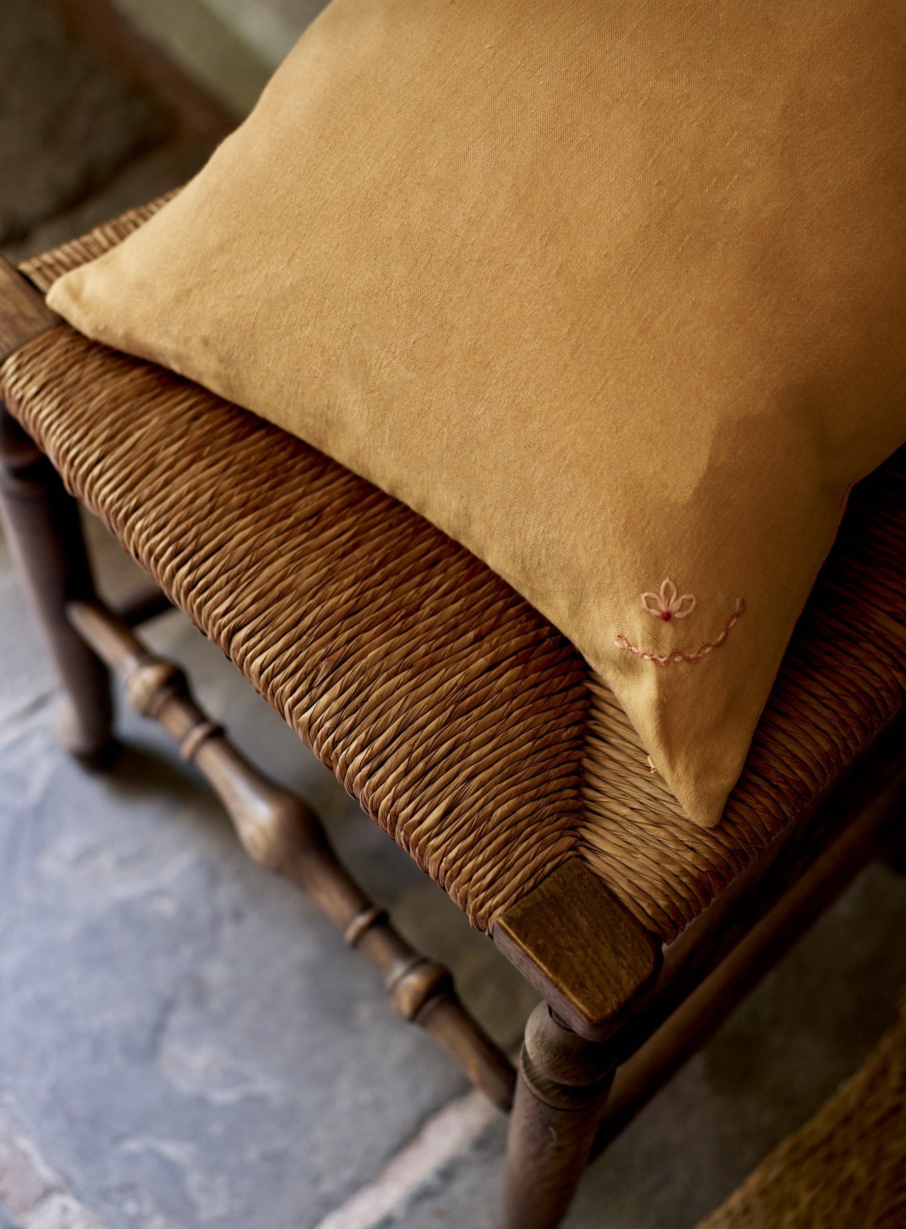 Coussin carré brodé à la main Grace, jaune miel