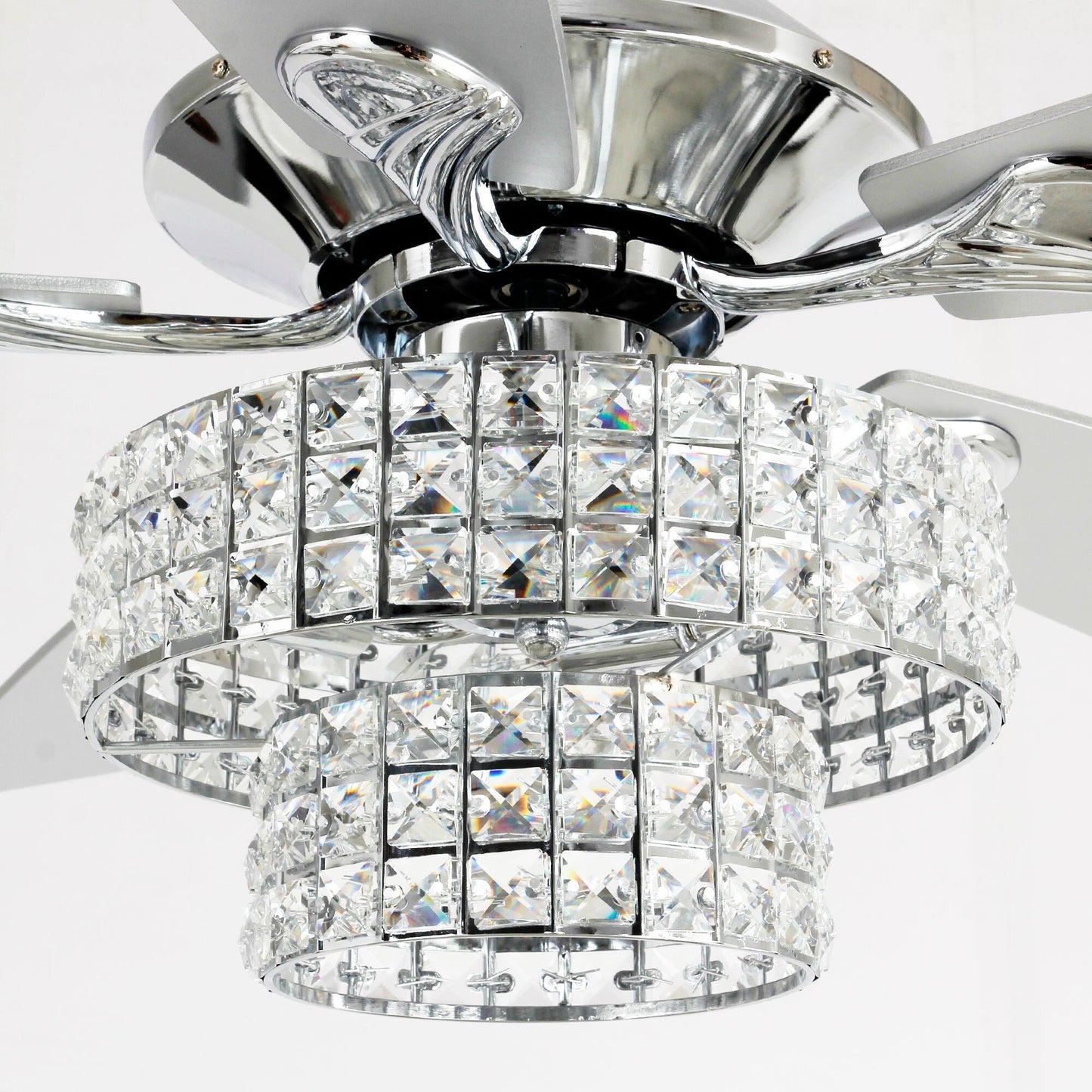 Ventilateur de plafond moderne à 5 pales en chrome et bois de 52 pouces avec télécommande et cristaux.