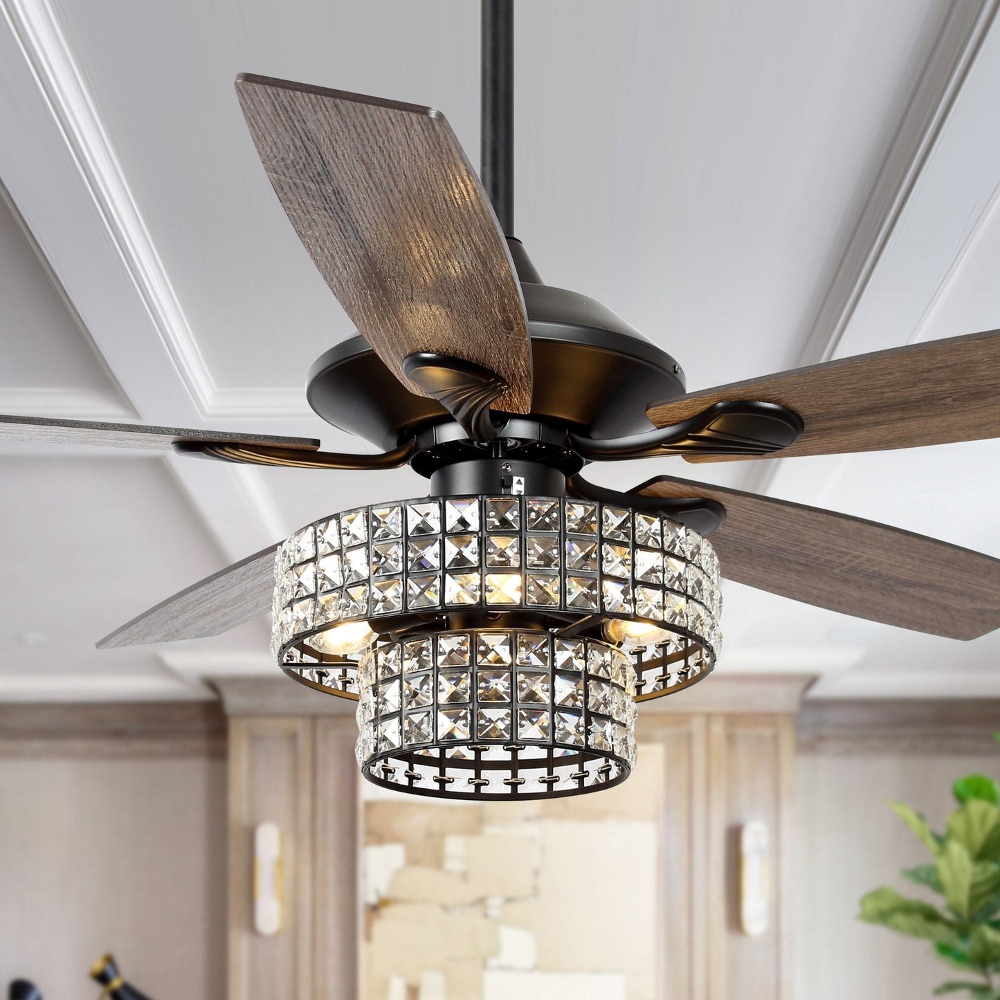 Ventilateur de plafond moderne à 5 pales en chrome et bois de 52 pouces avec télécommande et cristaux.