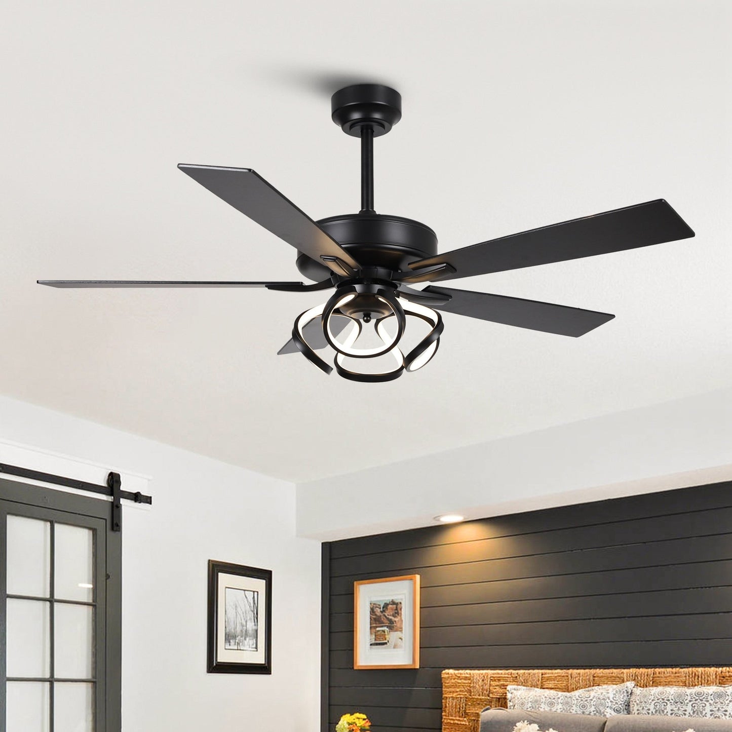 Ventilateur de plafond intérieur moderne de 52 pouces avec éclairage chromé/noir, télécommande et 5 pales réversibles.