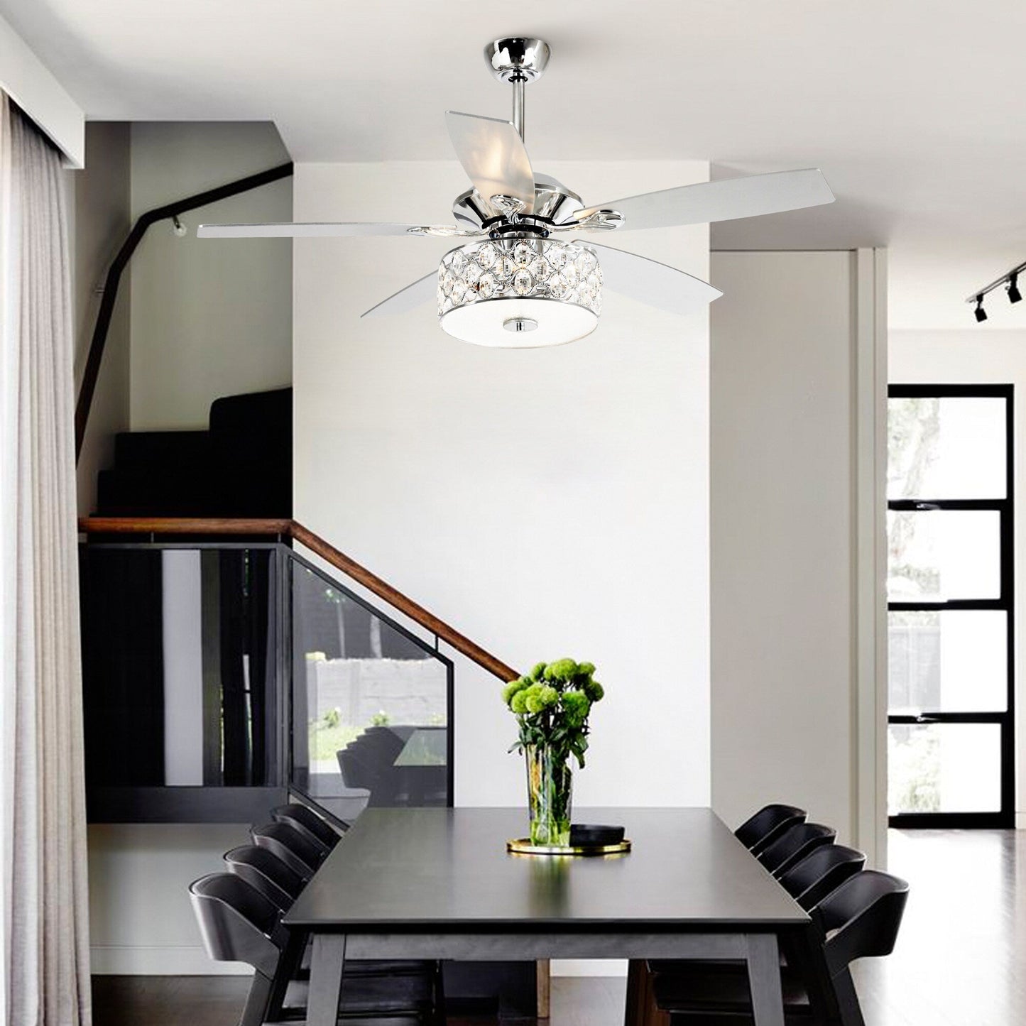 Luminaire suspendu moderne à 52 branches et 4 lumières, avec ventilateur de plafond à cristaux et télécommande.