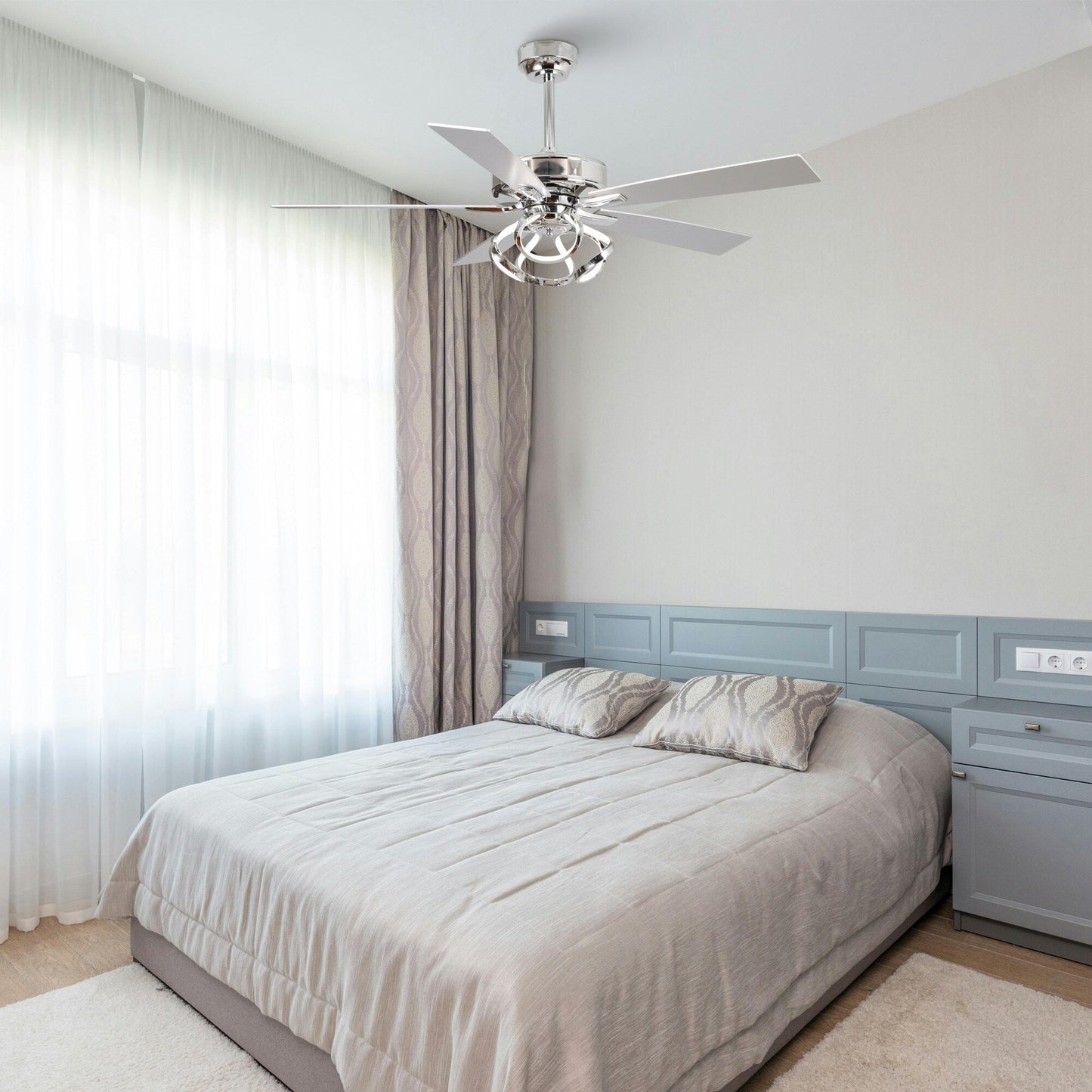 Ventilateur de plafond intérieur moderne de 52 pouces avec éclairage chromé/noir, télécommande et 5 pales réversibles.