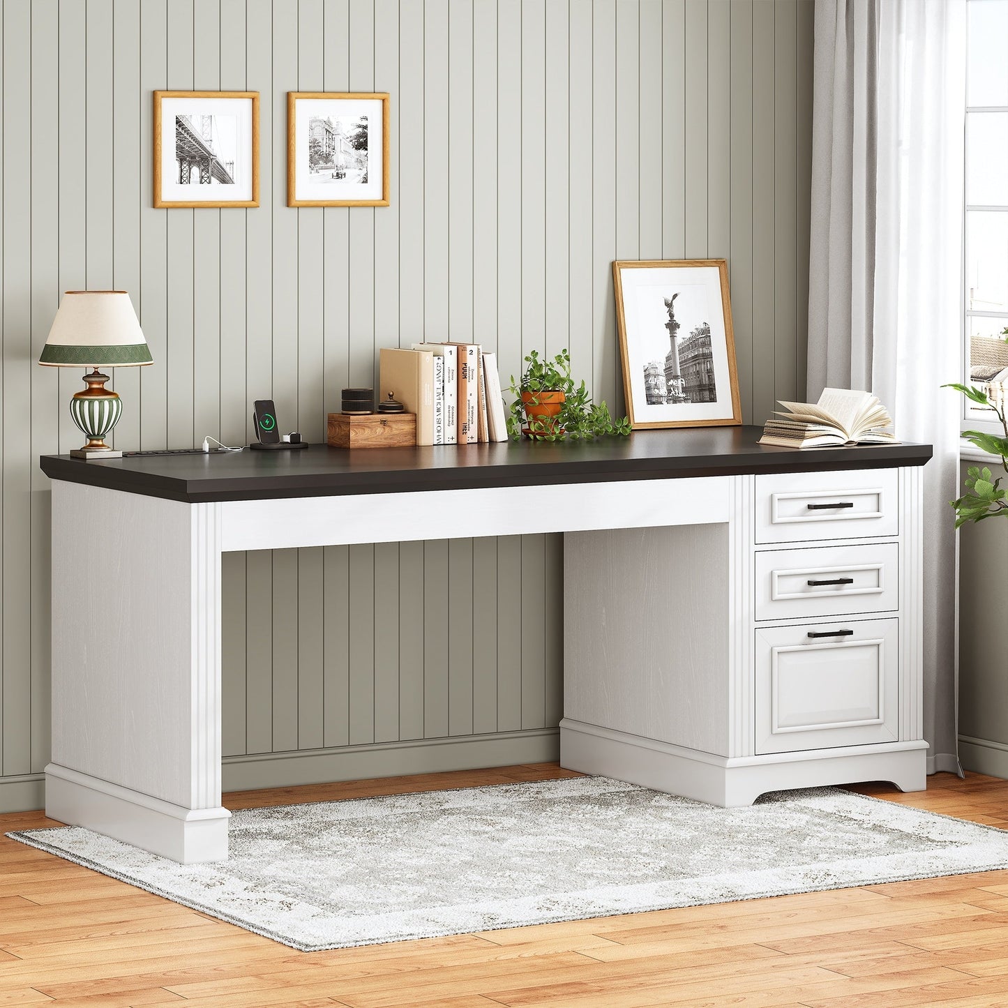 Bureau de direction style farmhouse, bureau de travail pour la maison, tiroir à dossiers, support de moniteur, prise de courant.