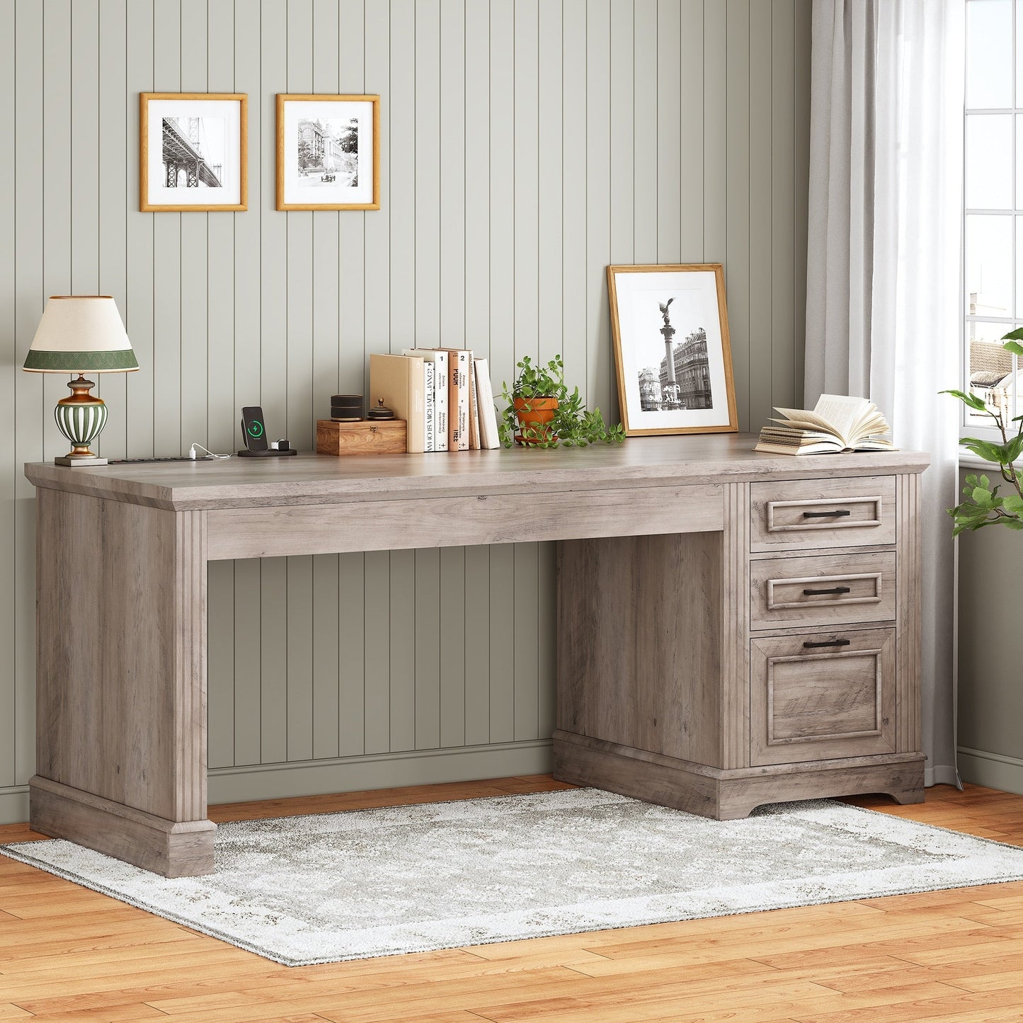 Bureau de direction style farmhouse, bureau de travail pour la maison, tiroir à dossiers, support de moniteur, prise de courant.