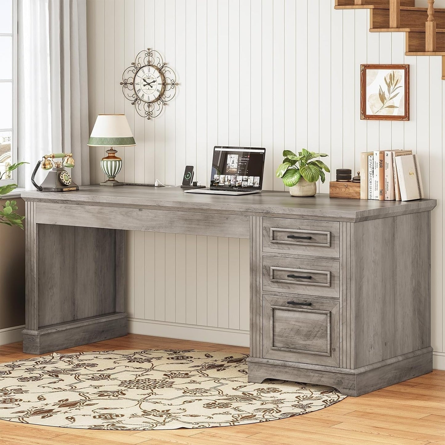 Bureau de direction style farmhouse, bureau de travail pour la maison, tiroir à dossiers, support de moniteur, prise de courant.