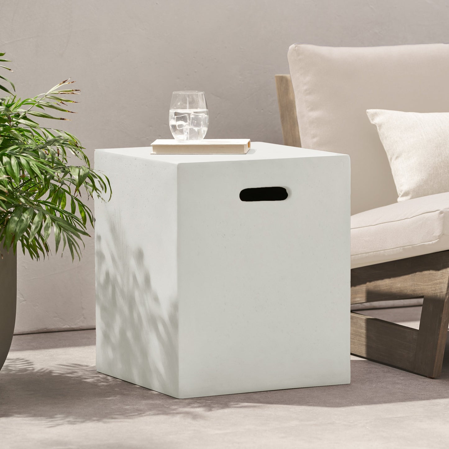 Christopher Knight Home - Table d'appoint de jardin en béton léger, modèle Aidan, avec porte-bouteille