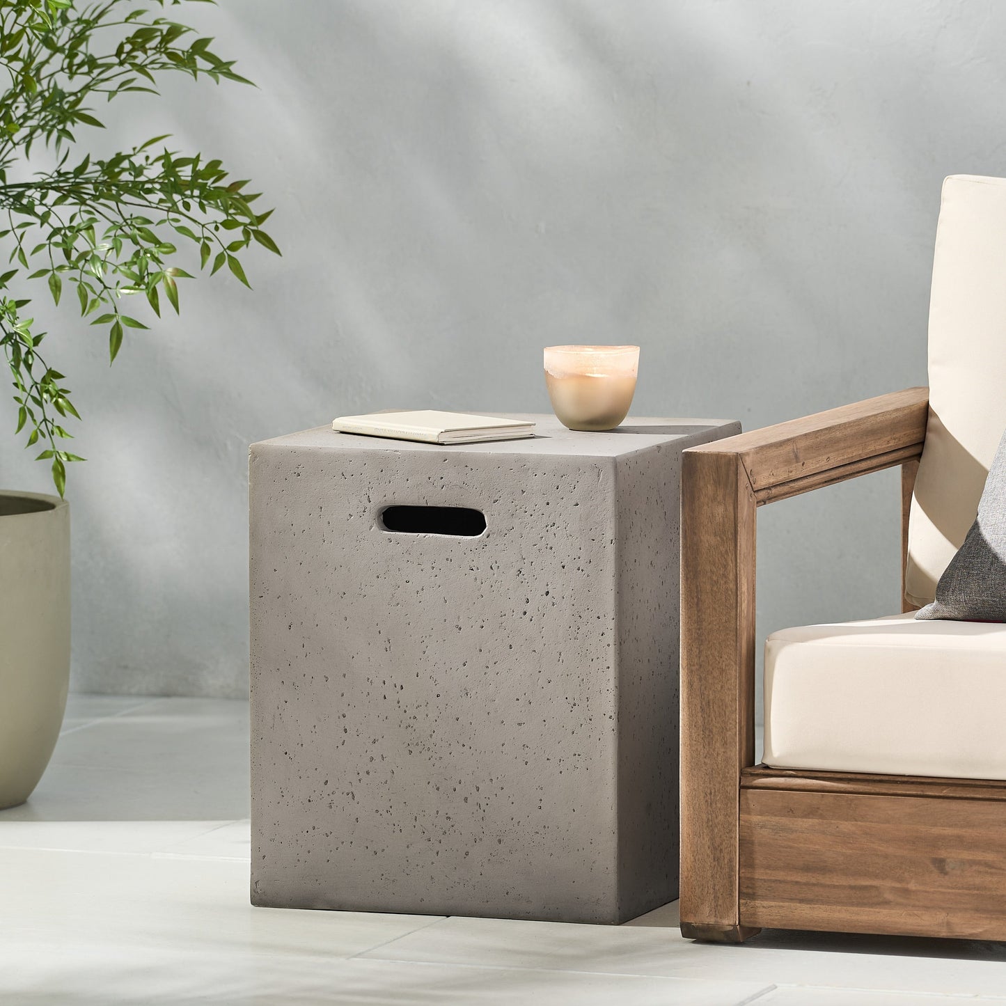Christopher Knight Home - Table d'appoint de jardin en béton léger, modèle Aidan, avec porte-bouteille