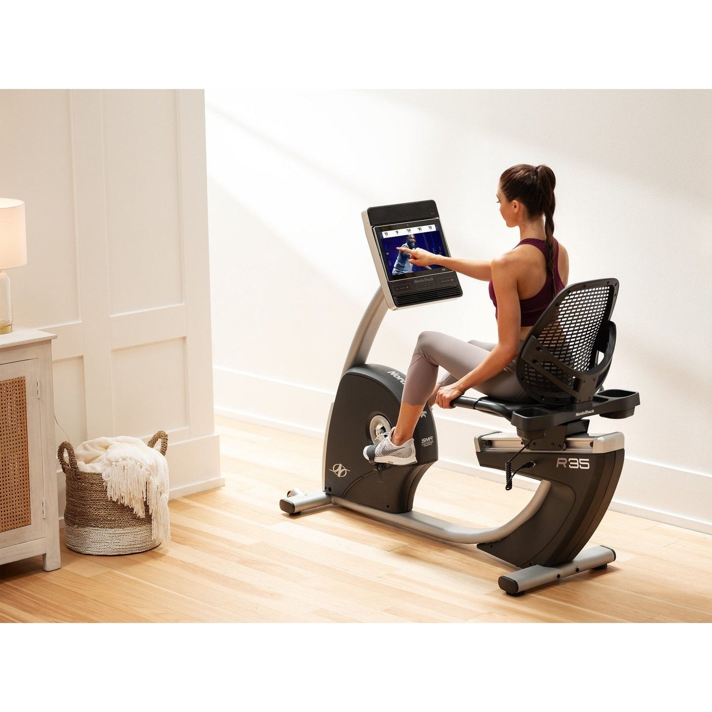 NordicTrack Commercial Series R35 ; vélo d'exercice semi-allongé compatible iFIT avec écran tactile de 14 pouces
