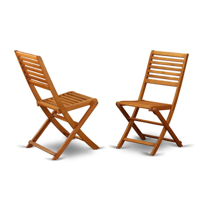 East West Furniture Ensemble de Bistro d'extérieur pour conversation comprenant une table basse ronde en bois et 2 chaises latérales pliantes, finition naturelle huilée.