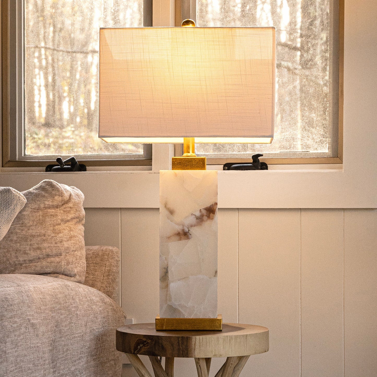 Lampe de table LED en albâtre Eloise 27,5 cm, blanc/feuille d'or par JONATHAN Y