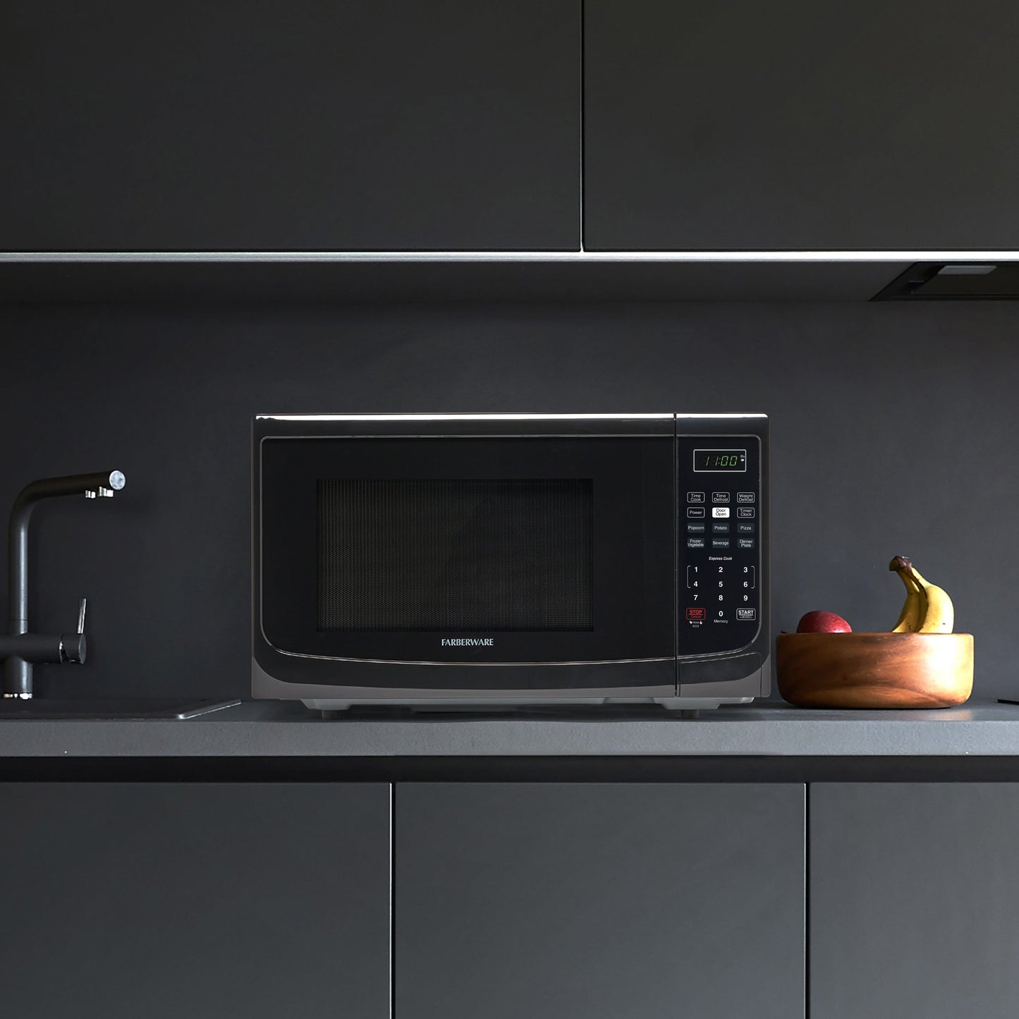 Four à micro-ondes de comptoir Farberware de 1000 watts et 1,1 pi3 avec éclairage LED et verrouillage enfant.