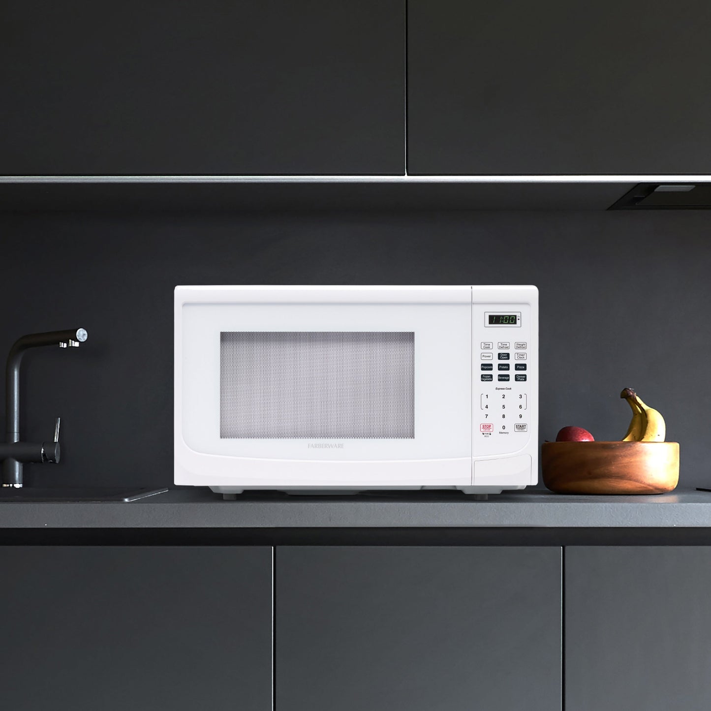 Four à micro-ondes de comptoir Farberware de 1000 watts et 1,1 pi3 avec éclairage LED et verrouillage enfant.