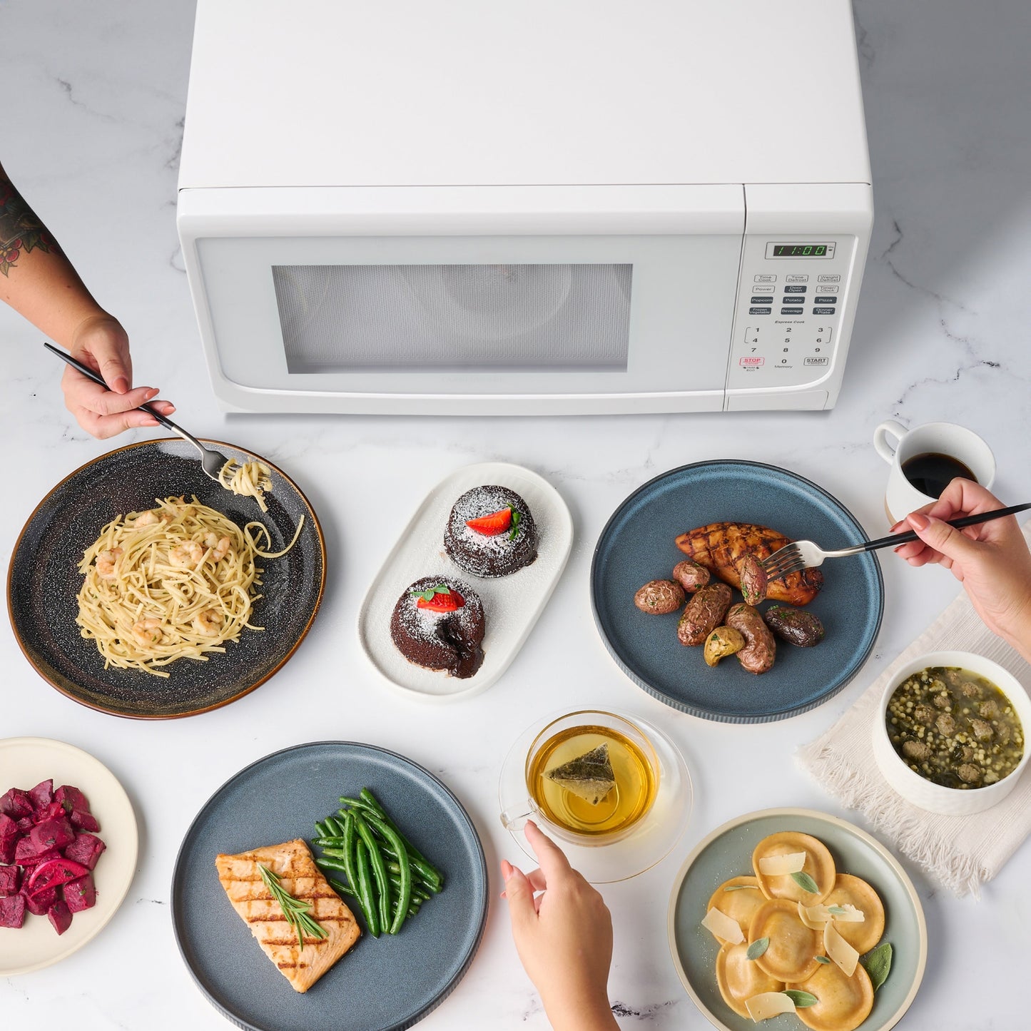 Four à micro-ondes de comptoir Farberware de 1000 watts et 1,1 pi3 avec éclairage LED et verrouillage enfant.