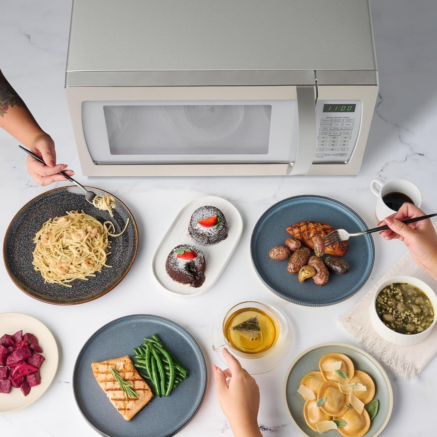 Four à micro-ondes Farberware Professional de 1,3 pi³ et de 1100 watts avec fonction de cuisson intelligente à capteur, blanc et platine