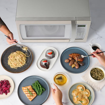 Four à micro-ondes Farberware Professional de 1,3 pi³ et de 1100 watts avec fonction de cuisson intelligente à capteur, blanc et platine