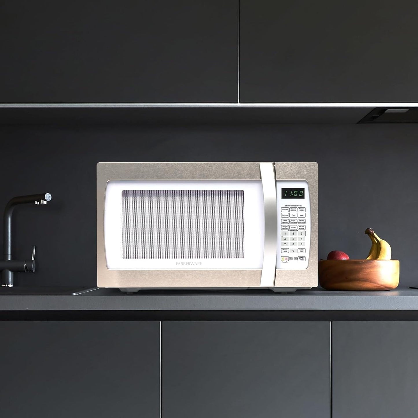 Four à micro-ondes Farberware Professional de 1,3 pi³ et de 1100 watts avec fonction de cuisson intelligente à capteur, blanc et platine