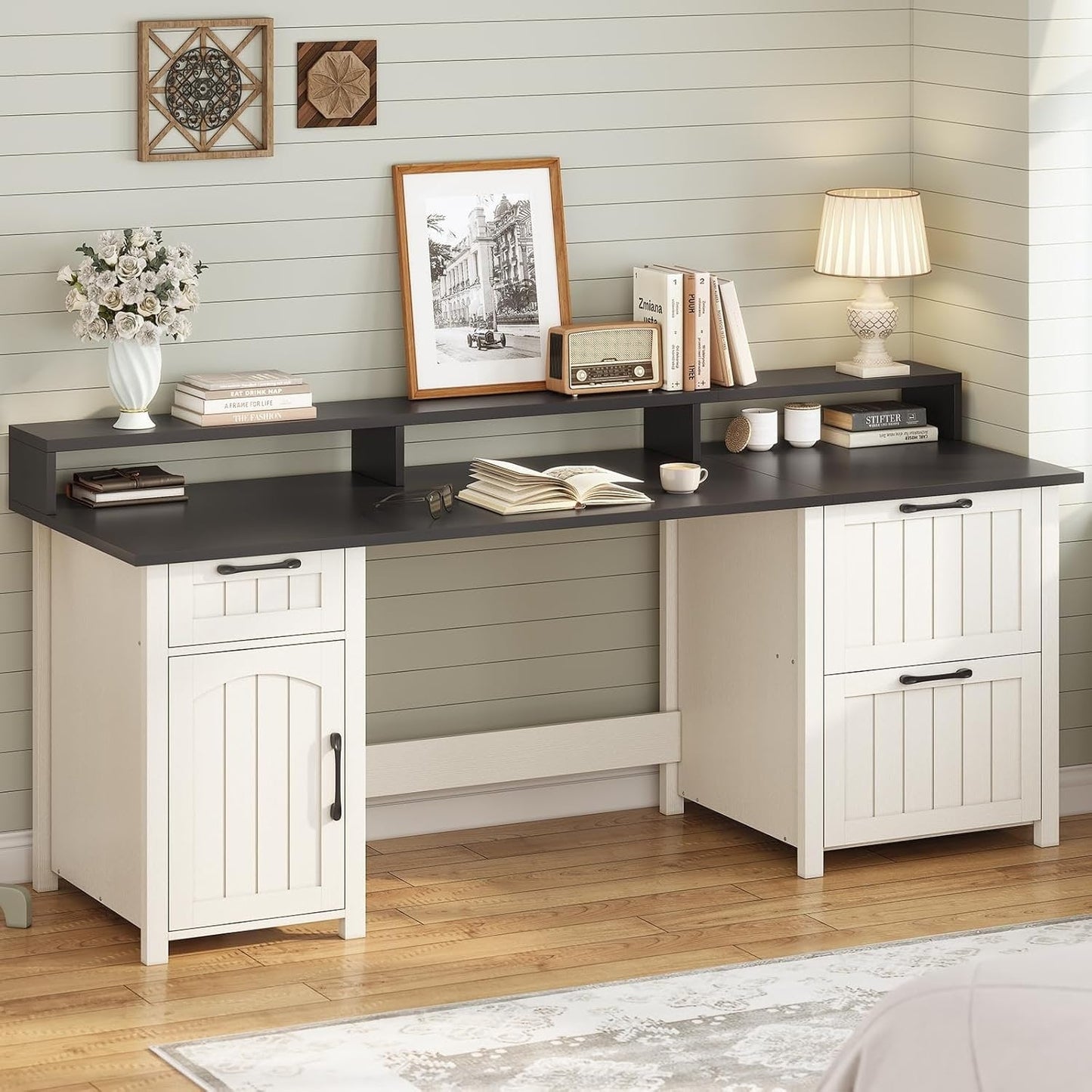 Bureau de direction style farmhouse, bureau de travail pour la maison, tiroir à dossiers, support de moniteur, prise de courant.