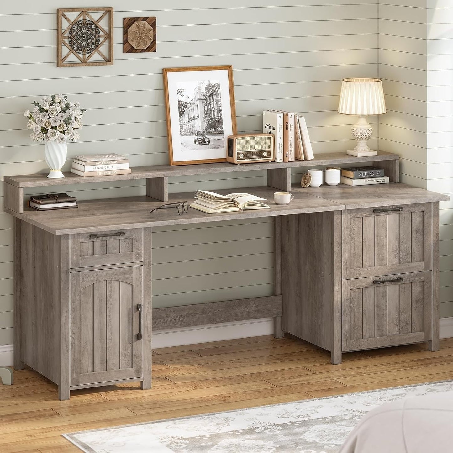 Bureau de direction style farmhouse, bureau de travail pour la maison, tiroir à dossiers, support de moniteur, prise de courant.