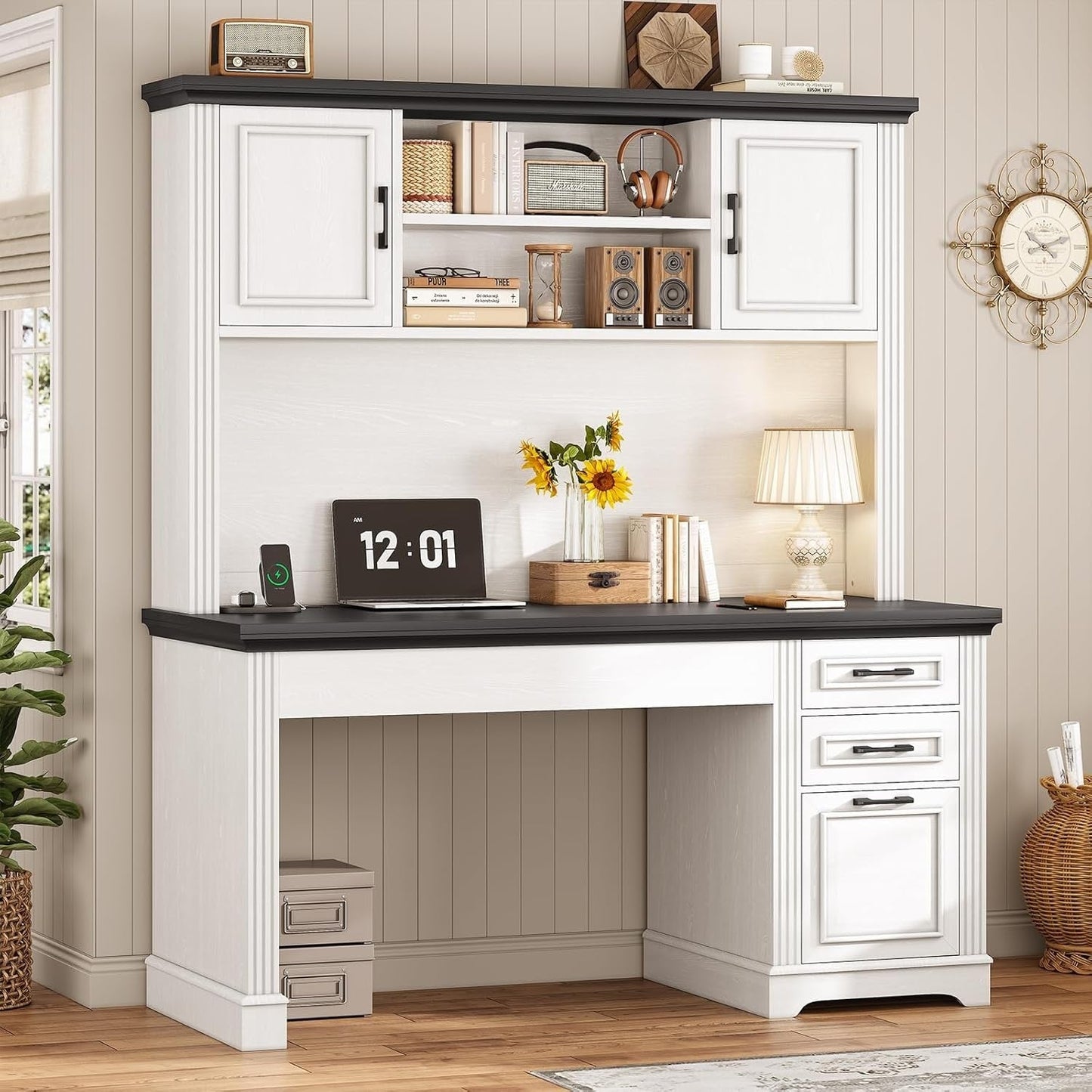 Bureau de direction style farmhouse, bureau de travail pour la maison, tiroir à dossiers, support de moniteur, prise de courant.