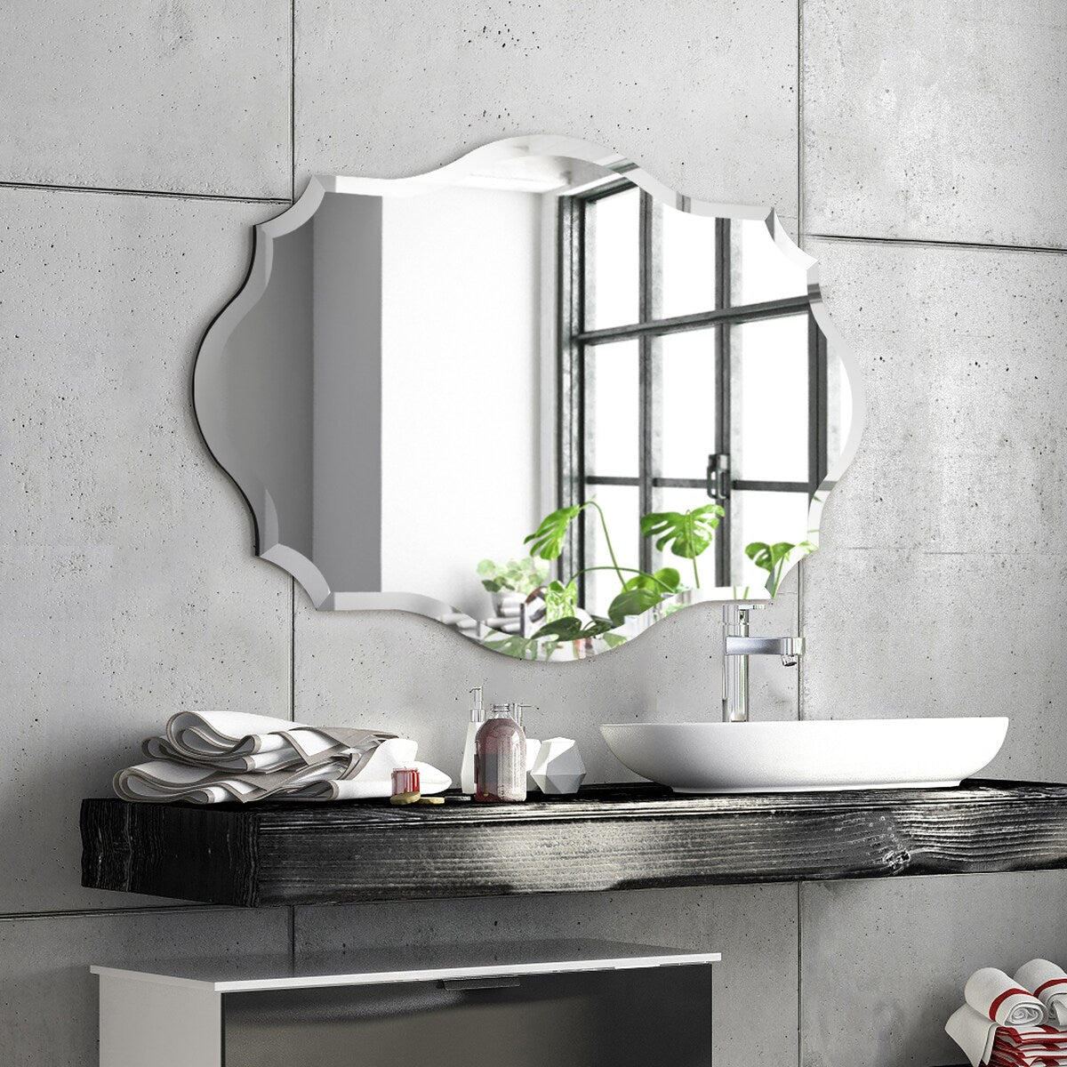 Miroir mural rectangulaire élégant à bords biseautés et festonnés, sans cadre.
