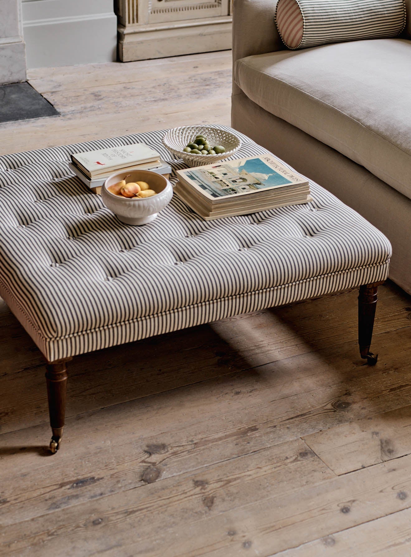 Repose-pieds Freyer, carré, rayures taupe Heritage