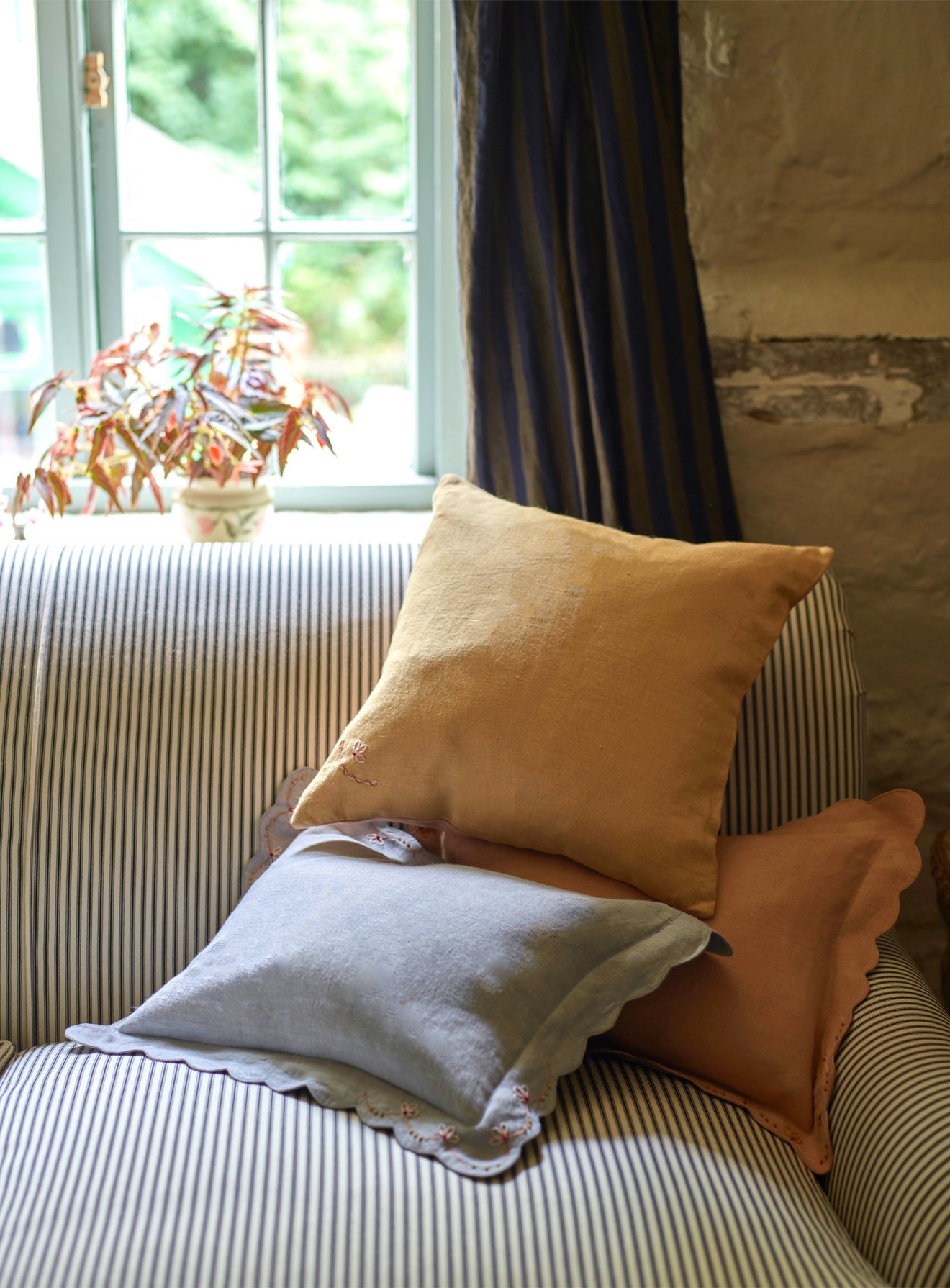 Coussin carré brodé à la main Grace, jaune miel