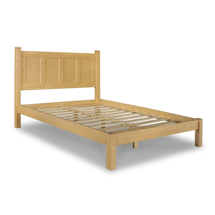 Lit plateforme à panneaux en bois massif de style Shaker, fini bois naturel.
