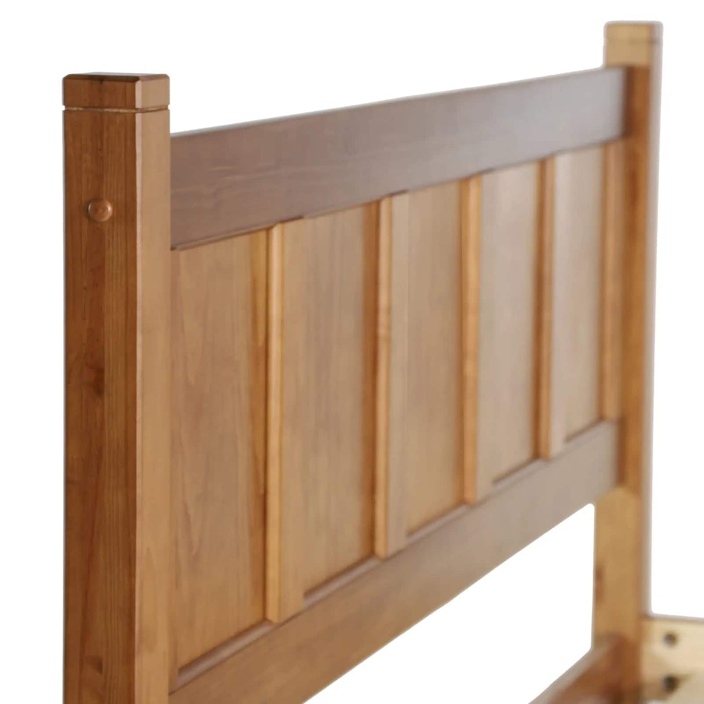 Lit plateforme à panneaux en bois massif de style Shaker, fini bois naturel.