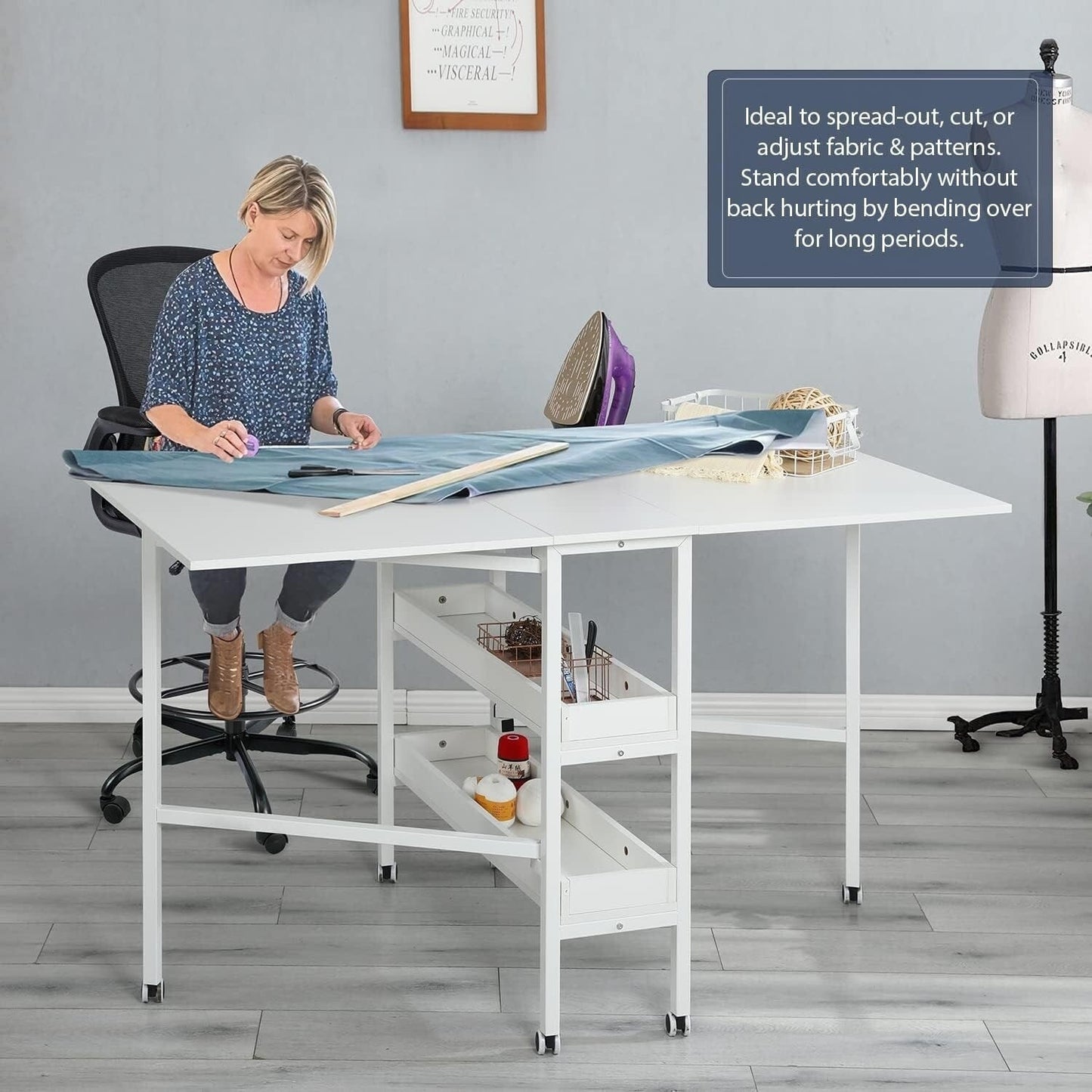 Table d'artisanat à hauteur réglable avec étagères de rangement, table de coupe pliable mobile pour le bureau à domicile, la salle de couture, la salle d'artisanat.