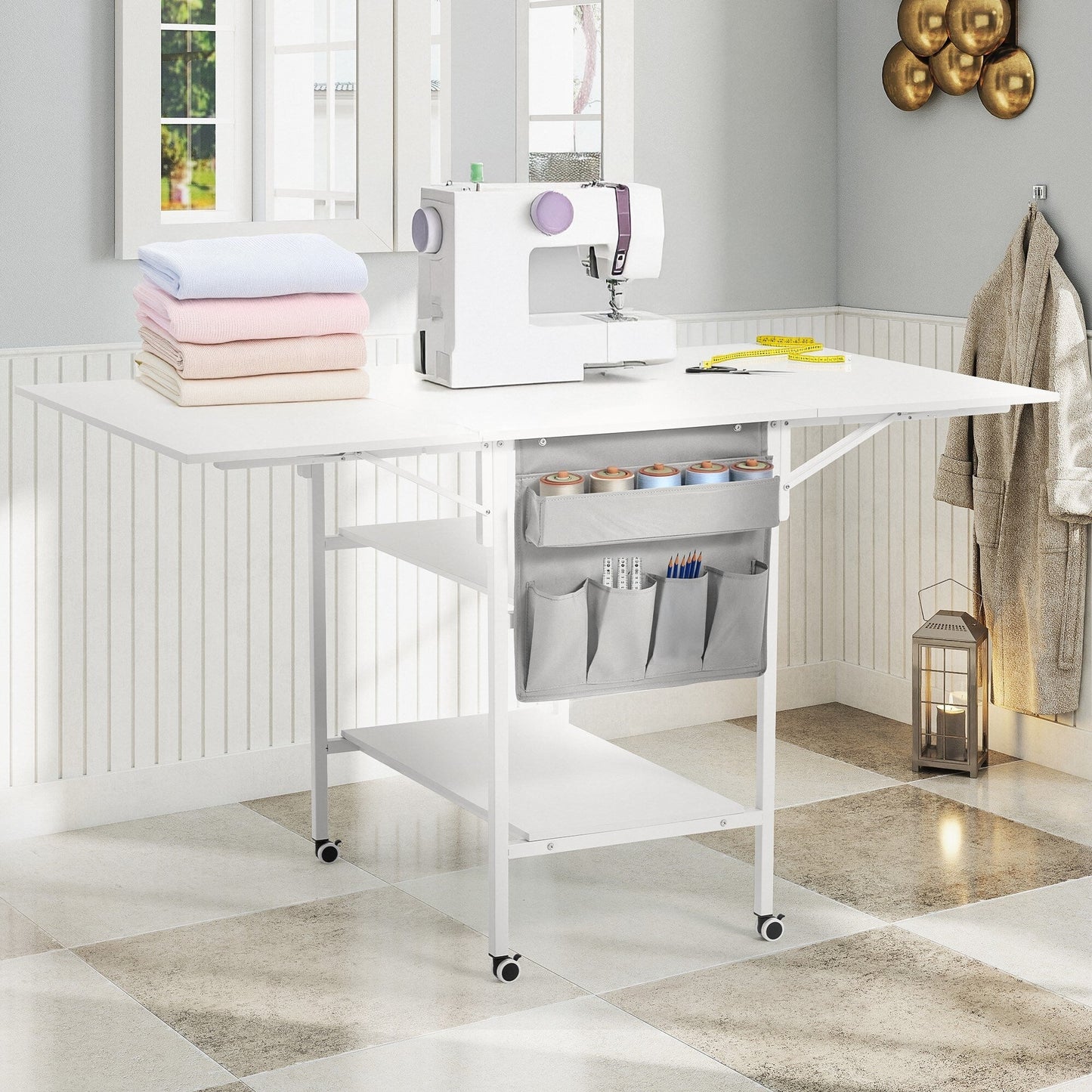 Table d'artisanat à hauteur réglable avec étagères de rangement, table de coupe pliable mobile pour le bureau à domicile, la salle de couture, la salle d'artisanat.