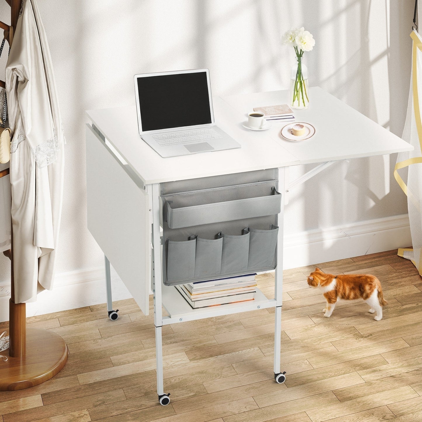 Table d'artisanat à hauteur réglable avec étagères de rangement, table de coupe pliable mobile pour le bureau à domicile, la salle de couture, la salle d'artisanat.