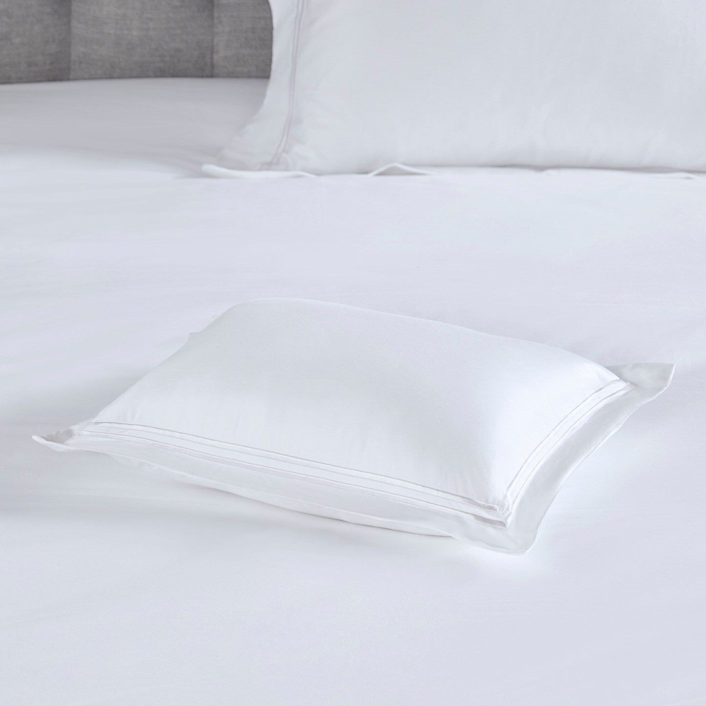 Ensemble de housse de couette brodée en satin de coton 100 % de la collection de luxe Madison Park Signature à 500 fils au pouce carré.