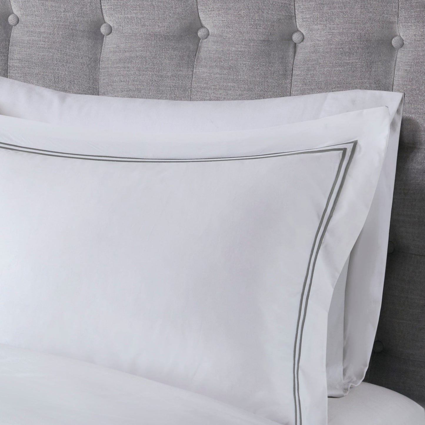 Ensemble de housse de couette brodée en satin de coton 100 % de la collection de luxe Madison Park Signature à 500 fils au pouce carré.
