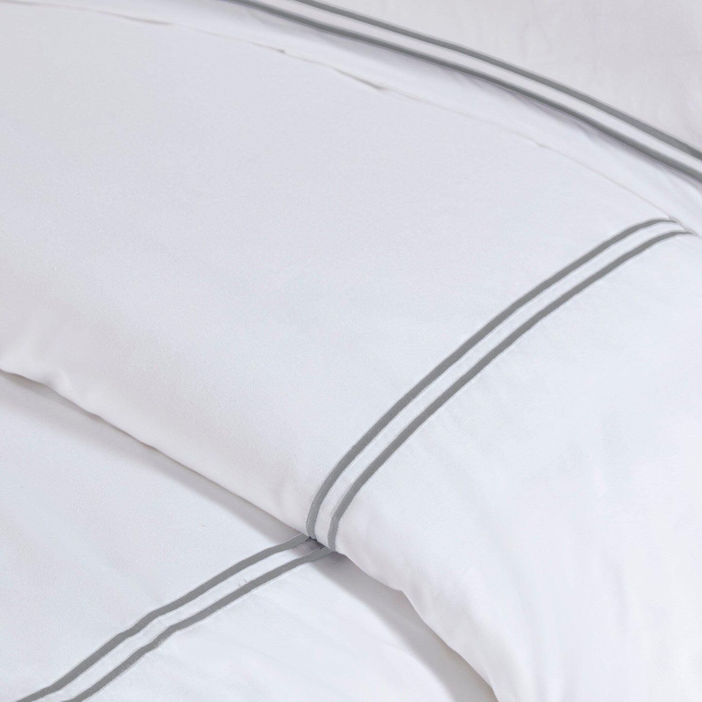 Ensemble de housse de couette brodée en satin de coton 100 % de la collection de luxe Madison Park Signature à 500 fils au pouce carré.