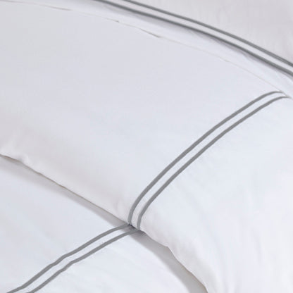Ensemble de housse de couette brodée en satin de coton 100 % de la collection de luxe Madison Park Signature à 500 fils au pouce carré.