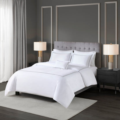 Ensemble de housse de couette brodée en satin de coton 100 % de la collection de luxe Madison Park Signature à 500 fils au pouce carré.