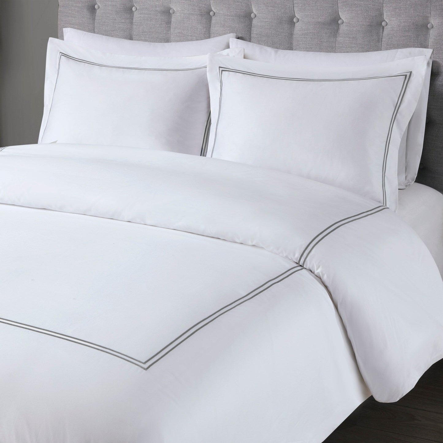 Ensemble de housse de couette brodée en satin de coton 100 % de la collection de luxe Madison Park Signature à 500 fils au pouce carré.