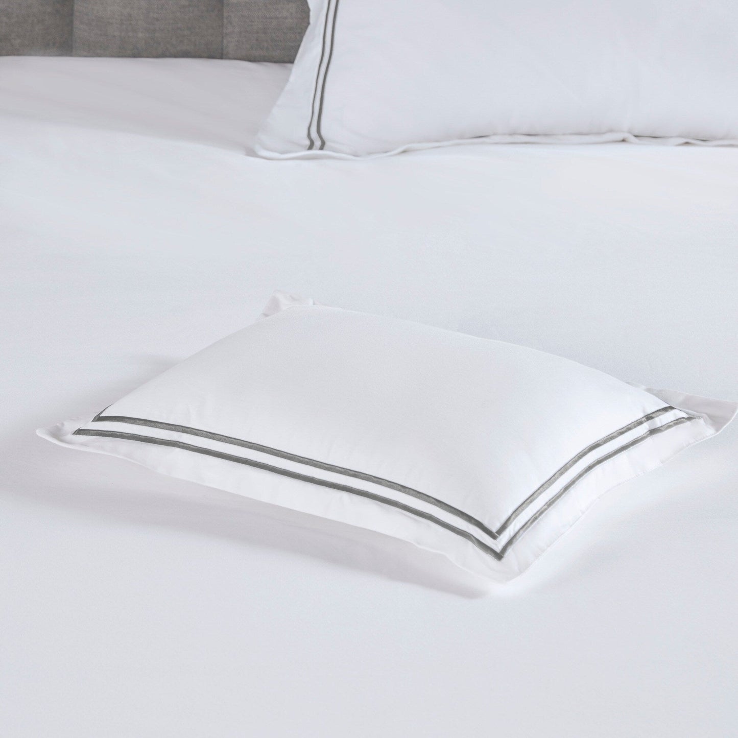 Ensemble de housse de couette brodée en satin de coton 100 % de la collection de luxe Madison Park Signature à 500 fils au pouce carré.