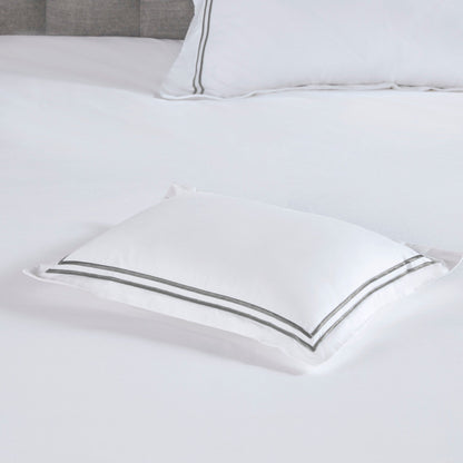 Ensemble de housse de couette brodée en satin de coton 100 % de la collection de luxe Madison Park Signature à 500 fils au pouce carré.