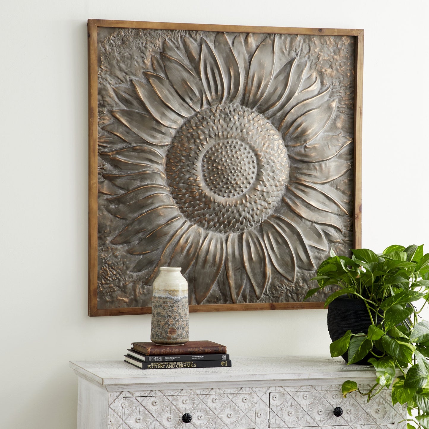 Décoration murale florale en forme de tournesol en métal avec détails en relief - Gris - Roche River Decor