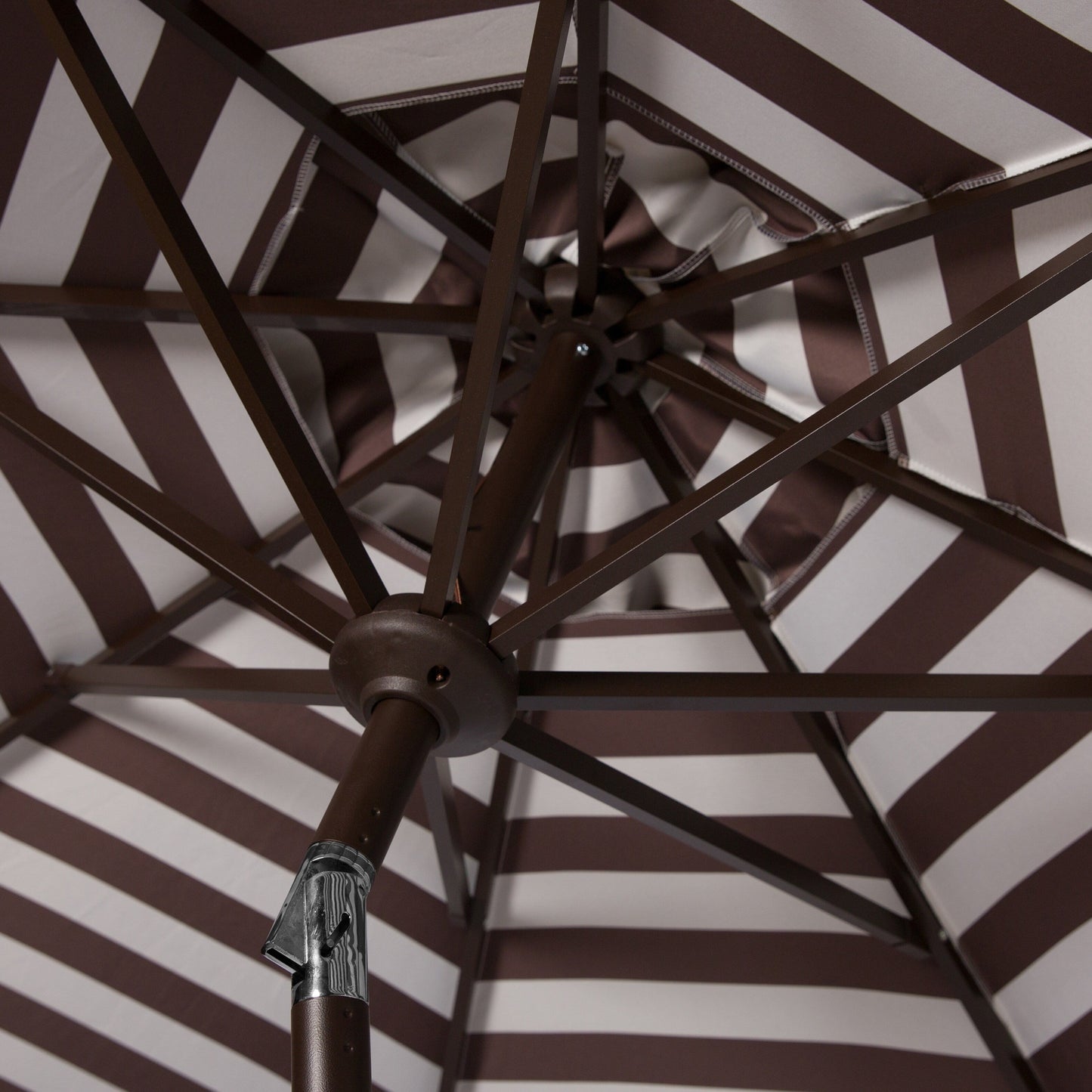 Parasol de jardin à manivelle SAFAVIEH Hadire Inside Out à rayures, 9 pieds