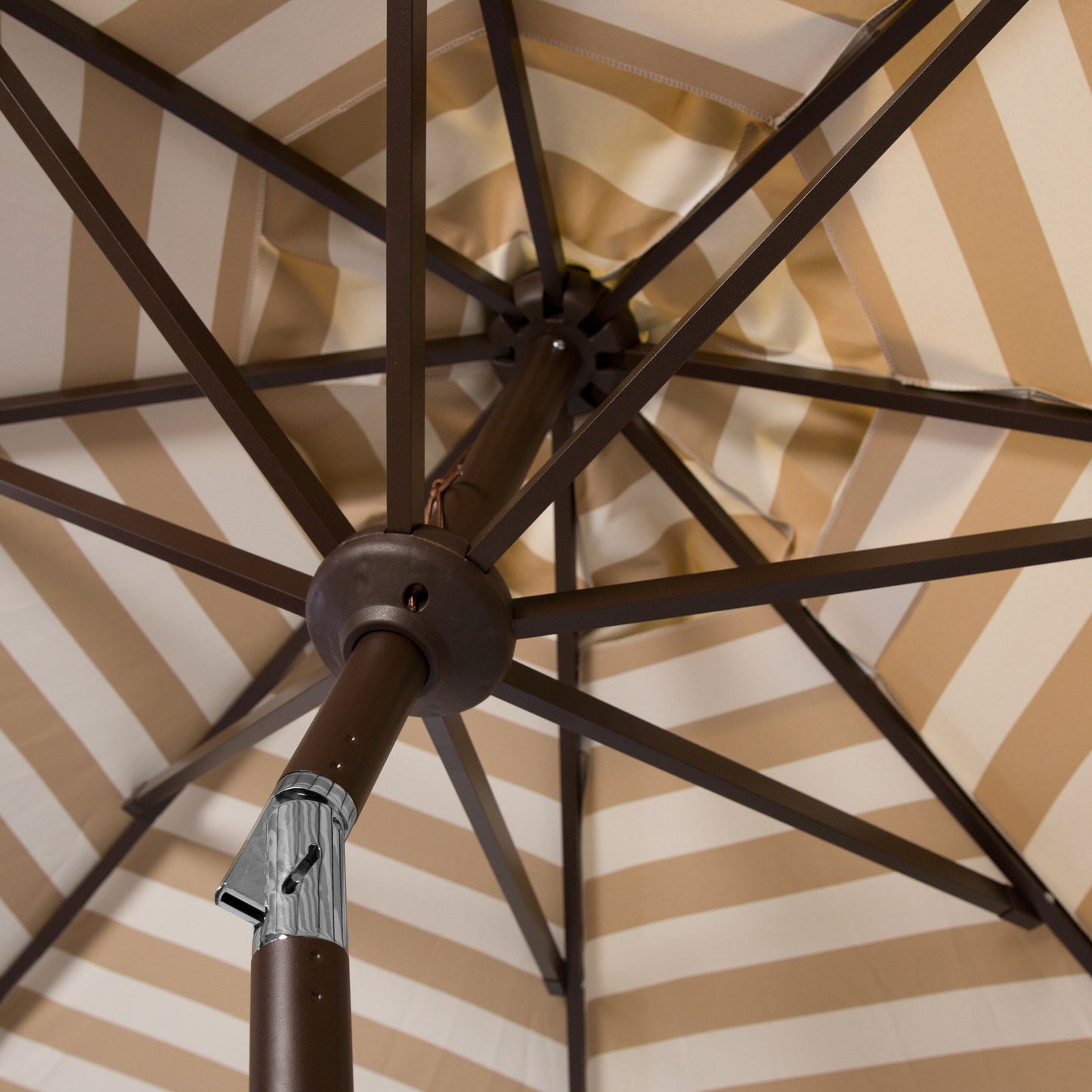 Parasol de jardin à manivelle SAFAVIEH Hadire Inside Out à rayures, 9 pieds
