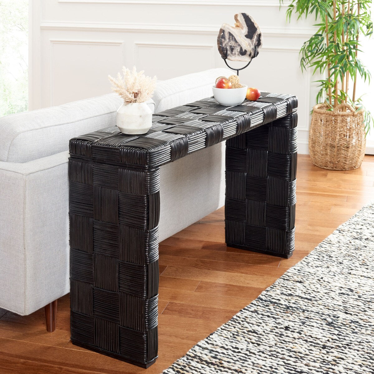 Table console en rotin SAFAVIEH Mindel - 51L x 14P x 32H (mesures en pouces)