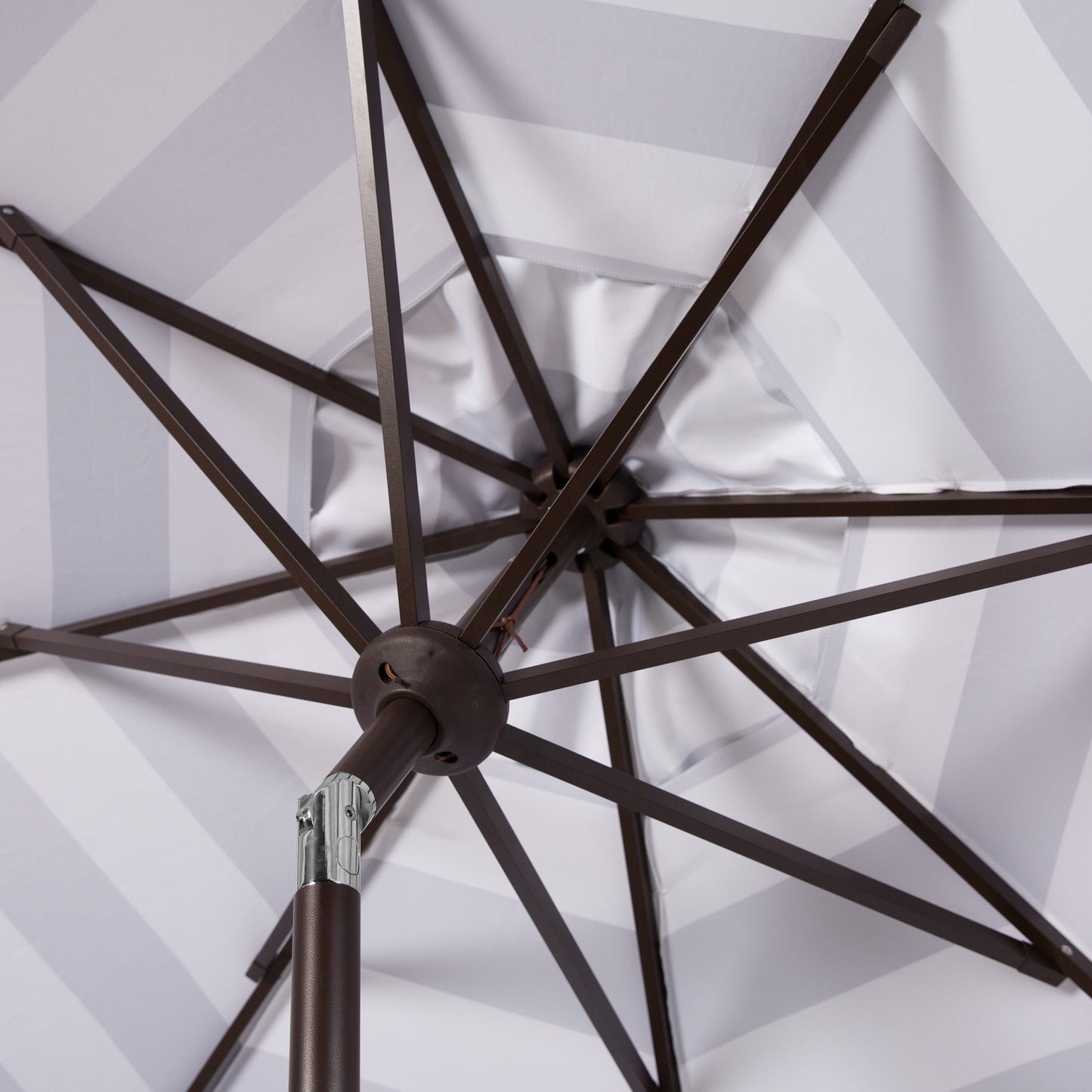 Parasol à manivelle à rayures et volutes SAFAVIEH Nargiz, 2,74 m (9 pieds)
