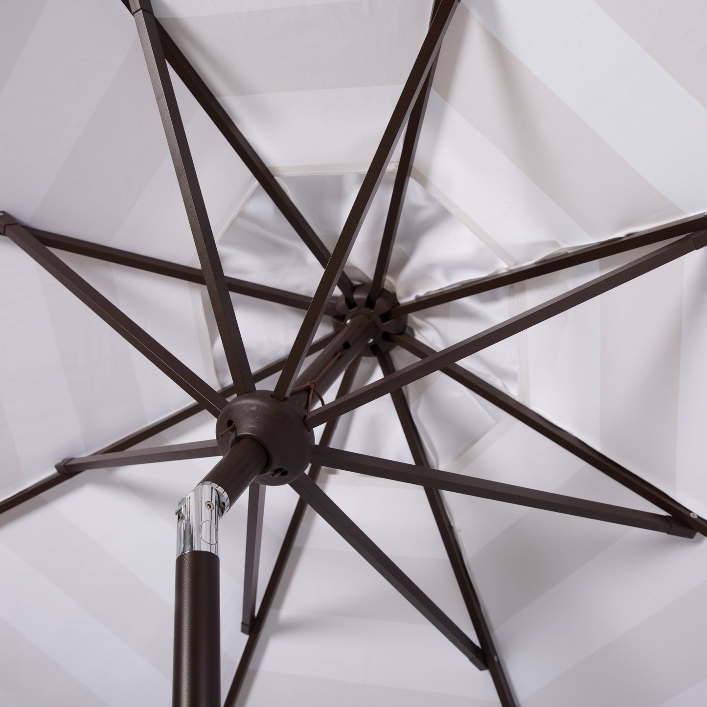 Parasol rond de 3,35 m (11 pieds) Jaylee pour extérieur de SAFAVIEH
